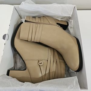 White Mountain Teaser Heeled Booties Size 8 Beachwood Suede Color New in Box